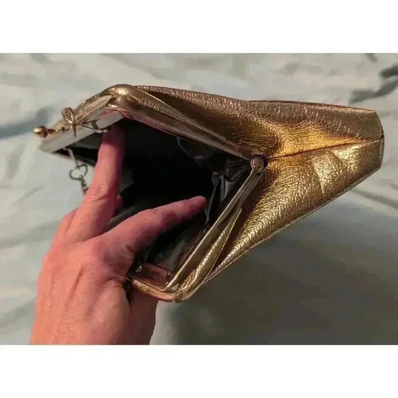 Women's gold clutch circa 1960s with gold chain and  kiss lock closure no brand - Picture 4 of 7